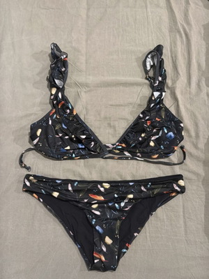 Vinge Project bikini like new with feather pattern and double frill top size M/L