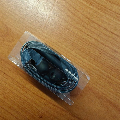 AKG 3.5mm Earbuds new with replacement ear pads