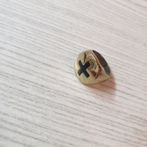Cavalier ring with black cross in gold tone for pinky finger
