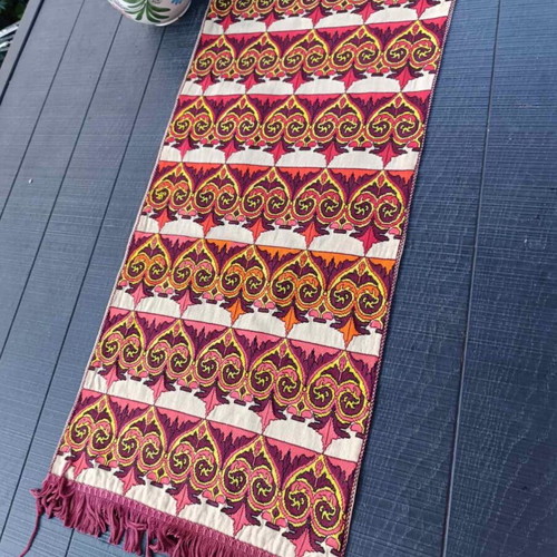 Table runner like new