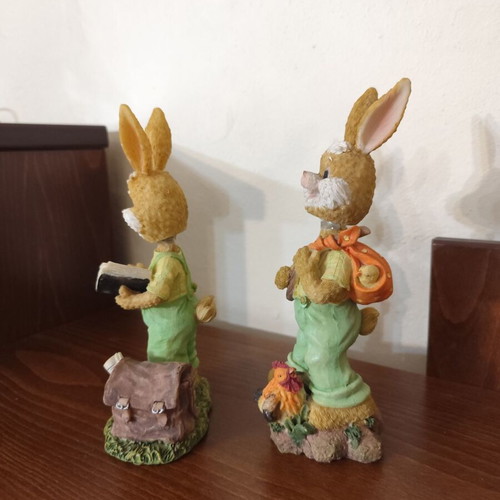 Decorative rabbit set like new with spring