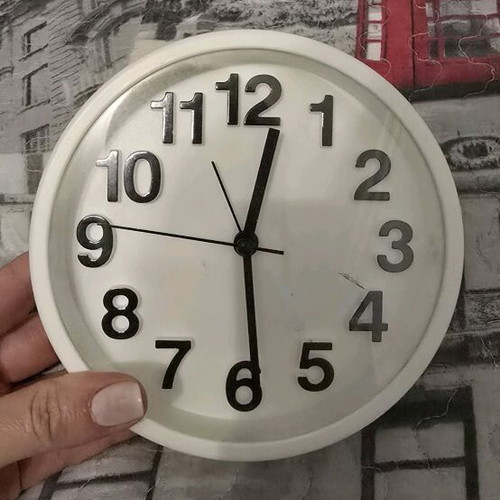 Analog tabletop clock like new