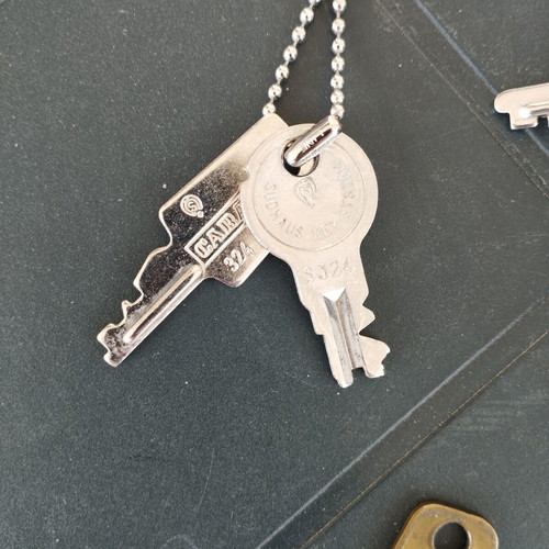 Vintage small keys like new, pack of 60 pieces