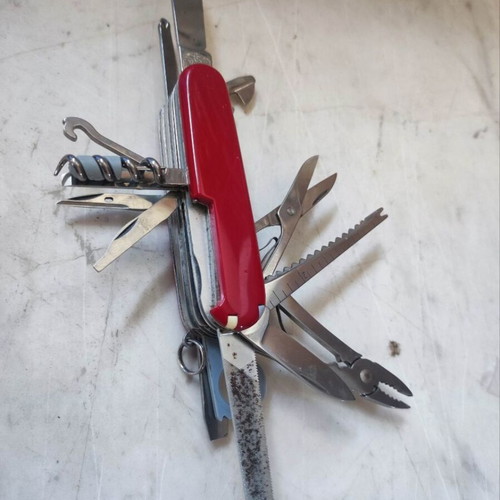 Victorinox Champ multitool knife used with leather case