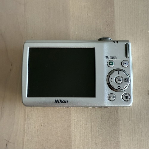 Nikon Coolpix S225 camera like new with full accessories