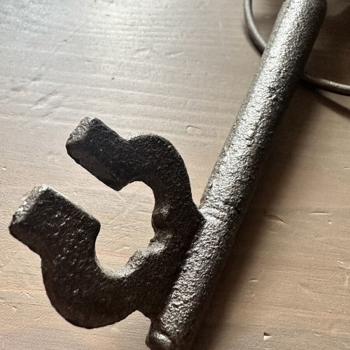 Decorative keys set of 3 like new, cast iron