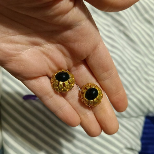 Vintage clip earrings with black stone like new