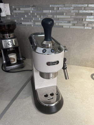 DeLonghi Dedica EC685 espresso machine