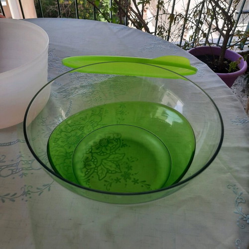 Large Tupperware containers and glass jug like new