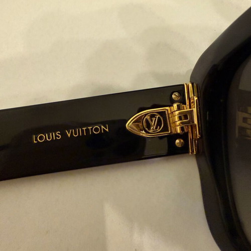 Louis Vuitton sunglasses like new, black
