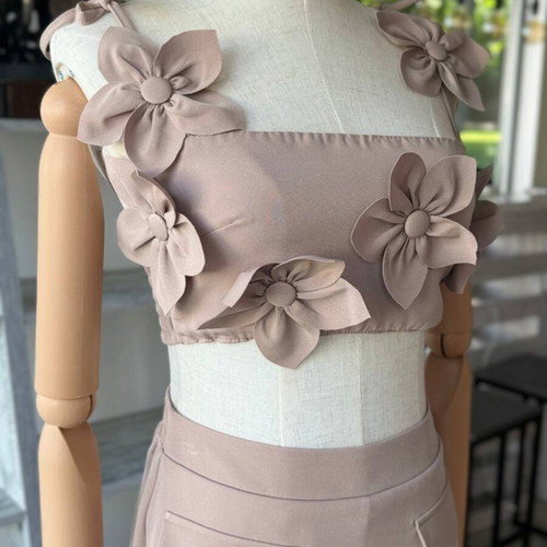 Set flowers top and skort new, beige, size medium