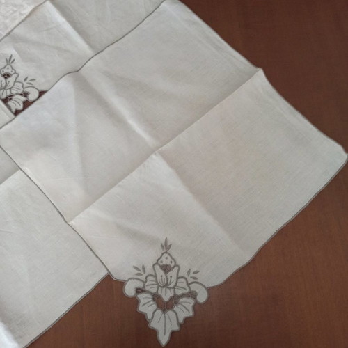 Vintage tablecloth like new with six napkins