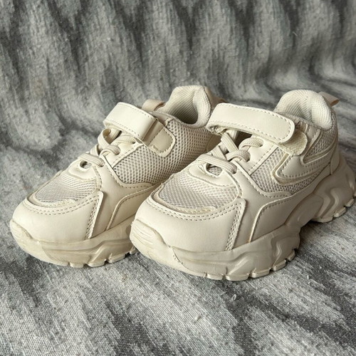 Sinsay kids sports shoes size 27 like new, beige and silver