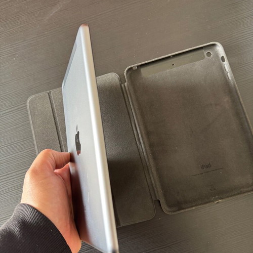 iPad Mini 2 Wi-Fi & 4G like new with charger and original leather case