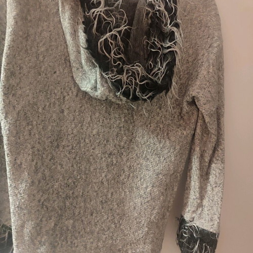Women's gray jacket like new with zipper and hood size M