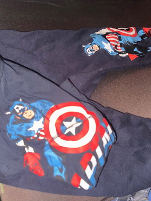 Παιδικό σετ παντελόνι φόρμας και μπλούζα Captain America μεταχειρισμένο, μπλε