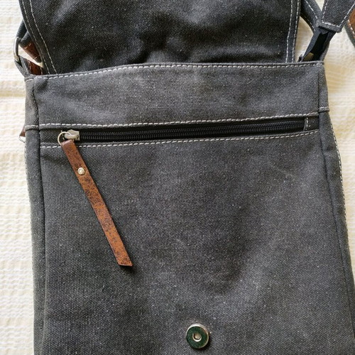 Youth crossbody bag like new, multicolored