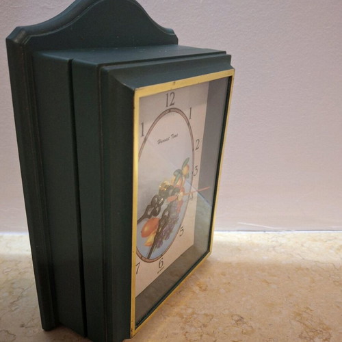 YAP'S key holder clock like new, plastic