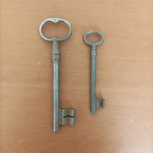 Vintage door keys 15cm and 11cm like new, collectible
