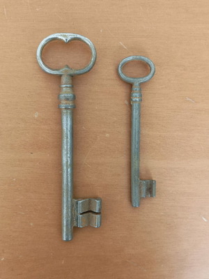 Vintage door keys 15cm and 11cm like new, collectible