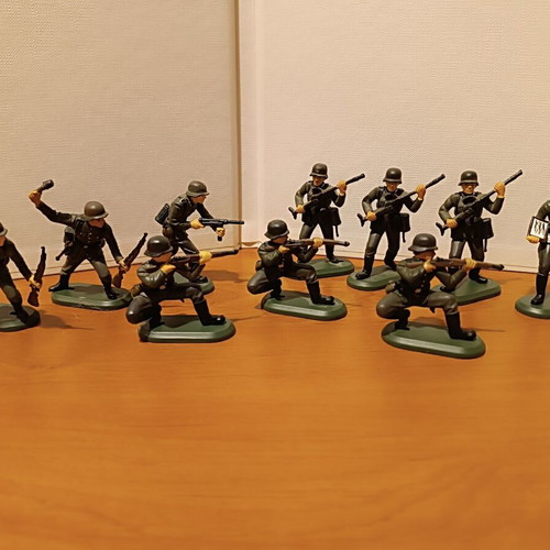 Britains German soldier figures set of 10, like new