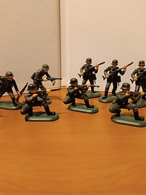 Britains German soldier figures set of 10, like new