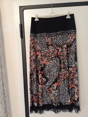 Envie Maxi Skirt XL Like New with Animal Print and Floral Details