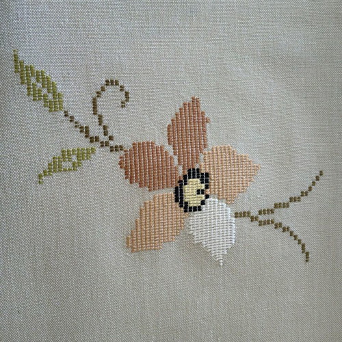 Woven beige tablecloth, 1.85m diameter
