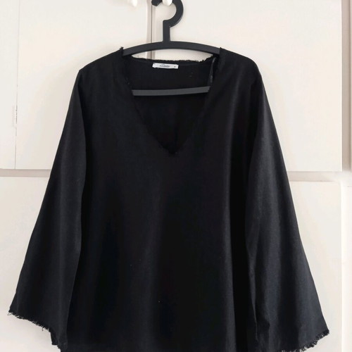 Devotion Linen v neck blouse like new, size M, black