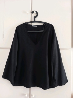 Devotion Linen v neck blouse like new, size M, black