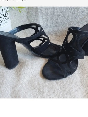 Guess sandals size 39 like new, black stable heel mules