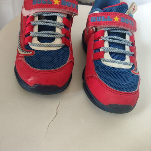 Bull Boys athletic shoes size 31 like new, blue and red