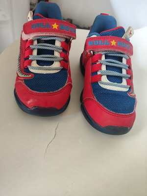 Bull Boys athletic shoes size 31 like new, blue and red