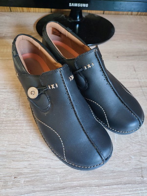 Clarks Un Loop black leather anatomical shoes, new, size 42