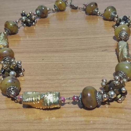 Necklace with semi-precious stones used, beige and brown tones