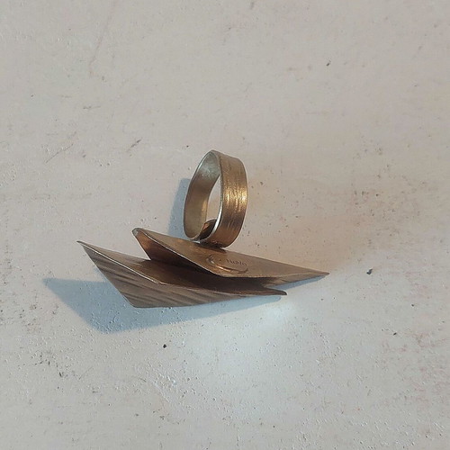 Ex Novo bronze arrowhead-shaped ring, gold tone
