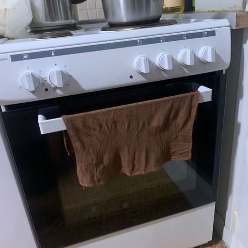 Freestanding oven with enamelled hotplates