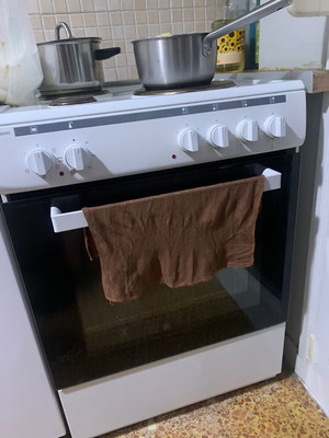 Freestanding oven with enamelled hotplates