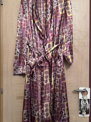 Satin robe like new, multicolored, with pockets and belt