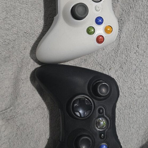 Xbox 360 controllers used with silicone grip case