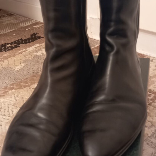 Hugo Boss leather ankle boots like new, black