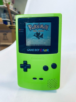 Nintendo Game Boy Color Lime Green като нов с оригинални Pokemon Gold и Mario & Yoshi