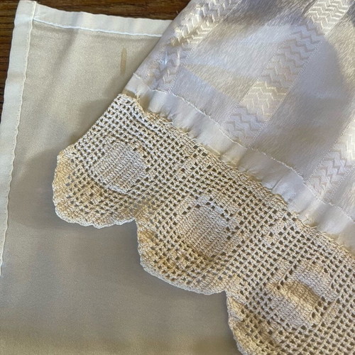 Set of 2 table linens like new