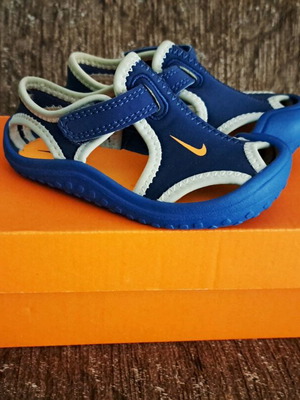 Nike baby water shoes size 20 new, waterproof with scratch closure
