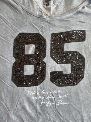 Γυναικείο t-shirt Hilfiger Denim XL μεταχειρισμένο, γκρι με στάμπα 85