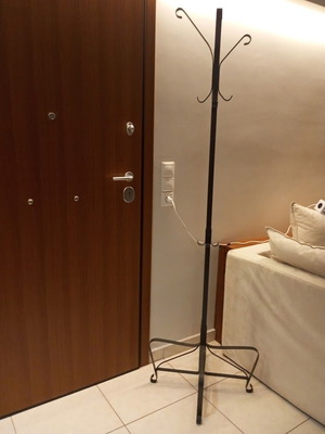 Metal Coat Rack like new, sturdy and elegant