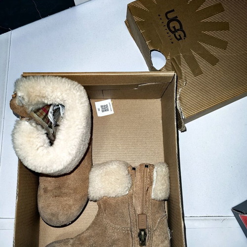 Ugg boots size 23.5 and sandals size 25 like new, beige