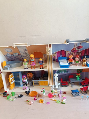 Playmobil σπιτάκι βαλίτσακι μεταχειρισμένο με πολλά parts