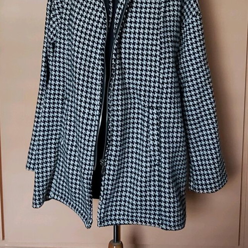 Women's outerwear like new, warm black and white jacket