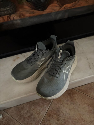 Asics Nimbus 27 women's athletic shoes like new, size 39